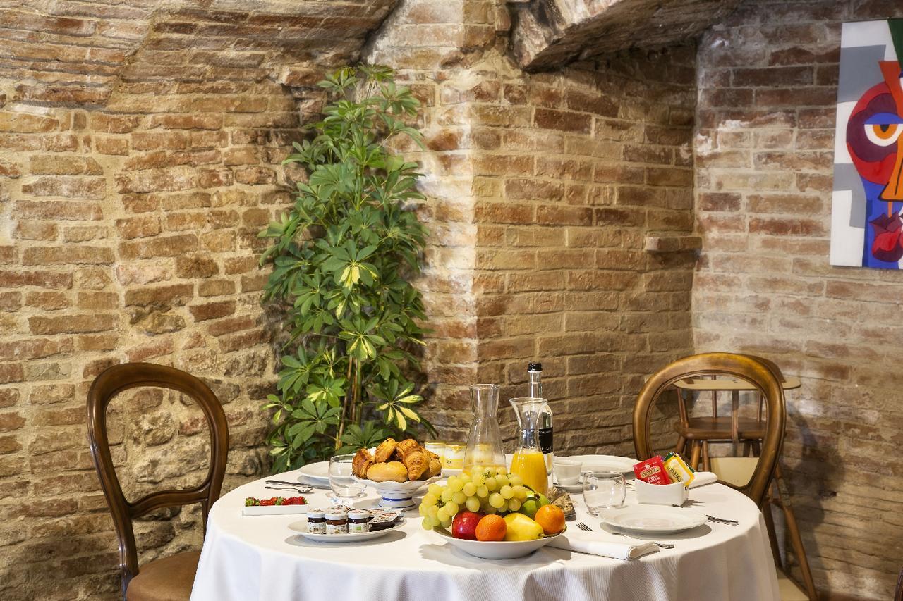 Bed and Breakfast Il Palazzo Del Cardinale Монтальчино Экстерьер фото